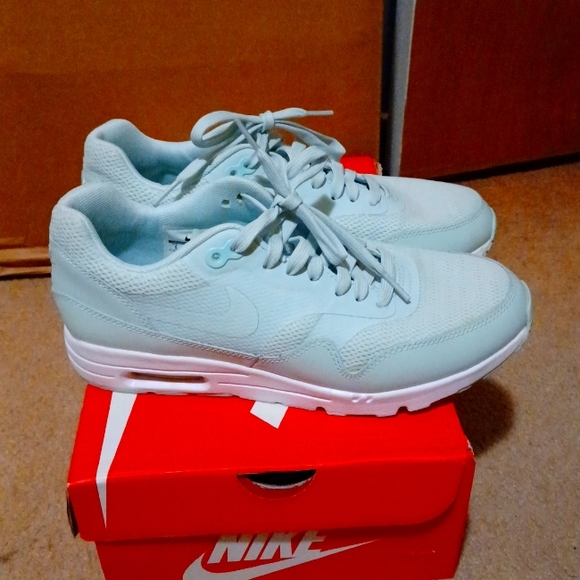 Womens Nike Air Max 1 Ultra Essentials - Picture 3 of 4